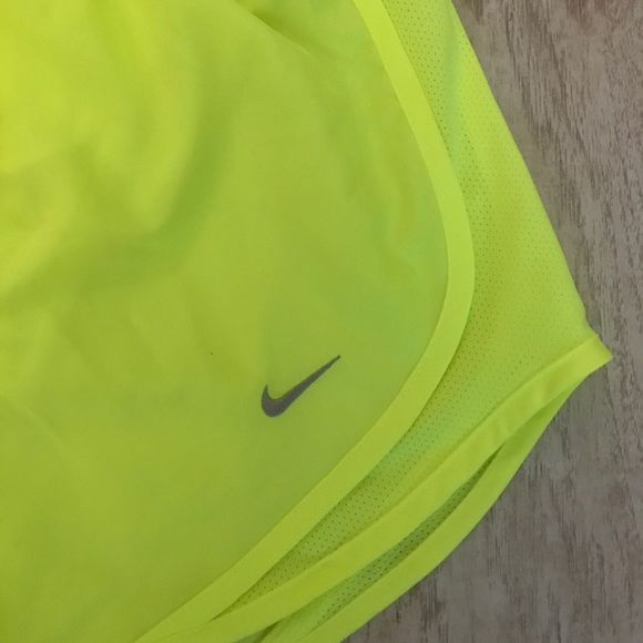 Nike Women’s Dri-Fit running/track shorts NEW - Picture 2 of 5